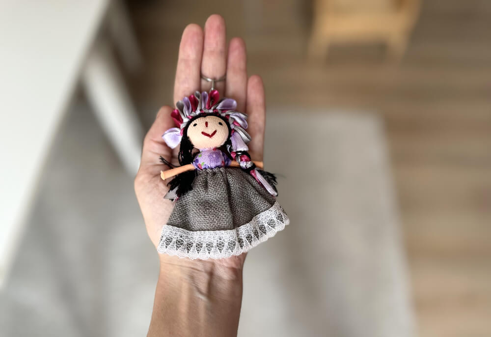 Handgefertigtes Puppenmädchen Lelé mit der typischen bunten Tracht