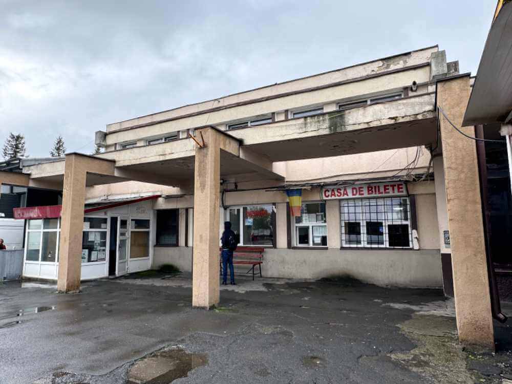 Ticketverkauf am Busbahnhof Nr. 2 in Braşov: Ticketverkauf hinter einem vergitterten Fenster. Darüber steht in roten Buchstaben: Casa de Bilete